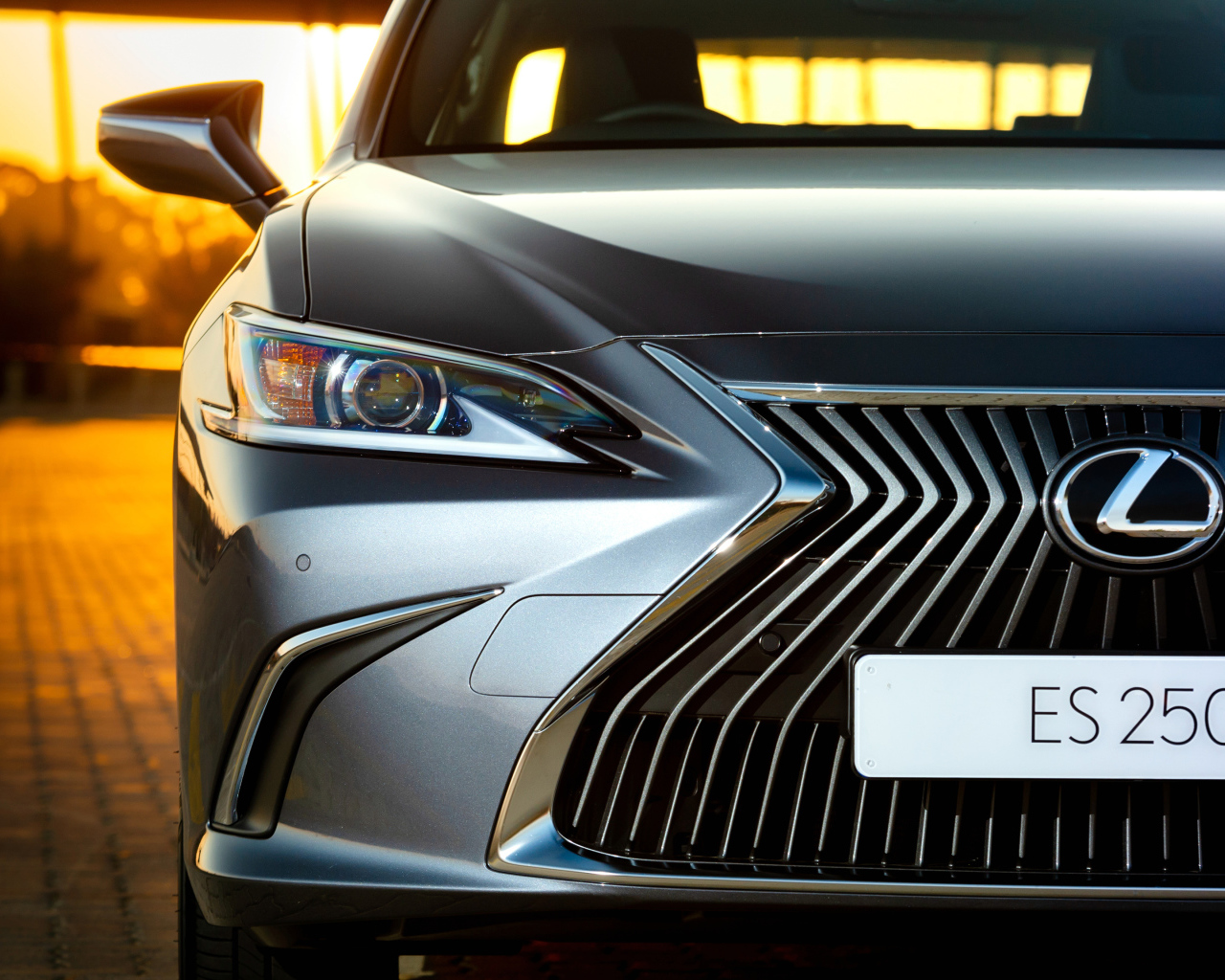 Серебристый Lexus ES 250 2018 года, фара