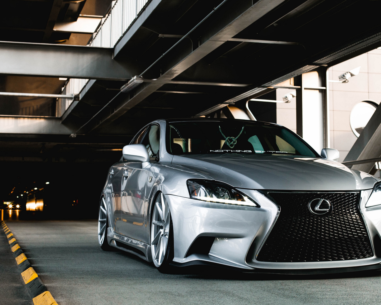 Серебристый автомобиль Lexus IS в тоннеле 