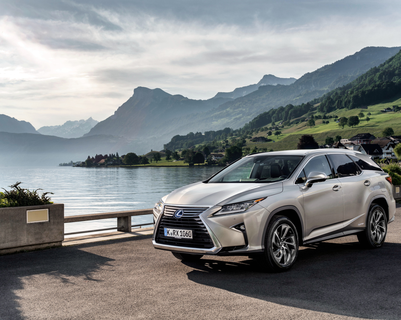 Серебристый автомобиль  Lexus RX на фоне воды