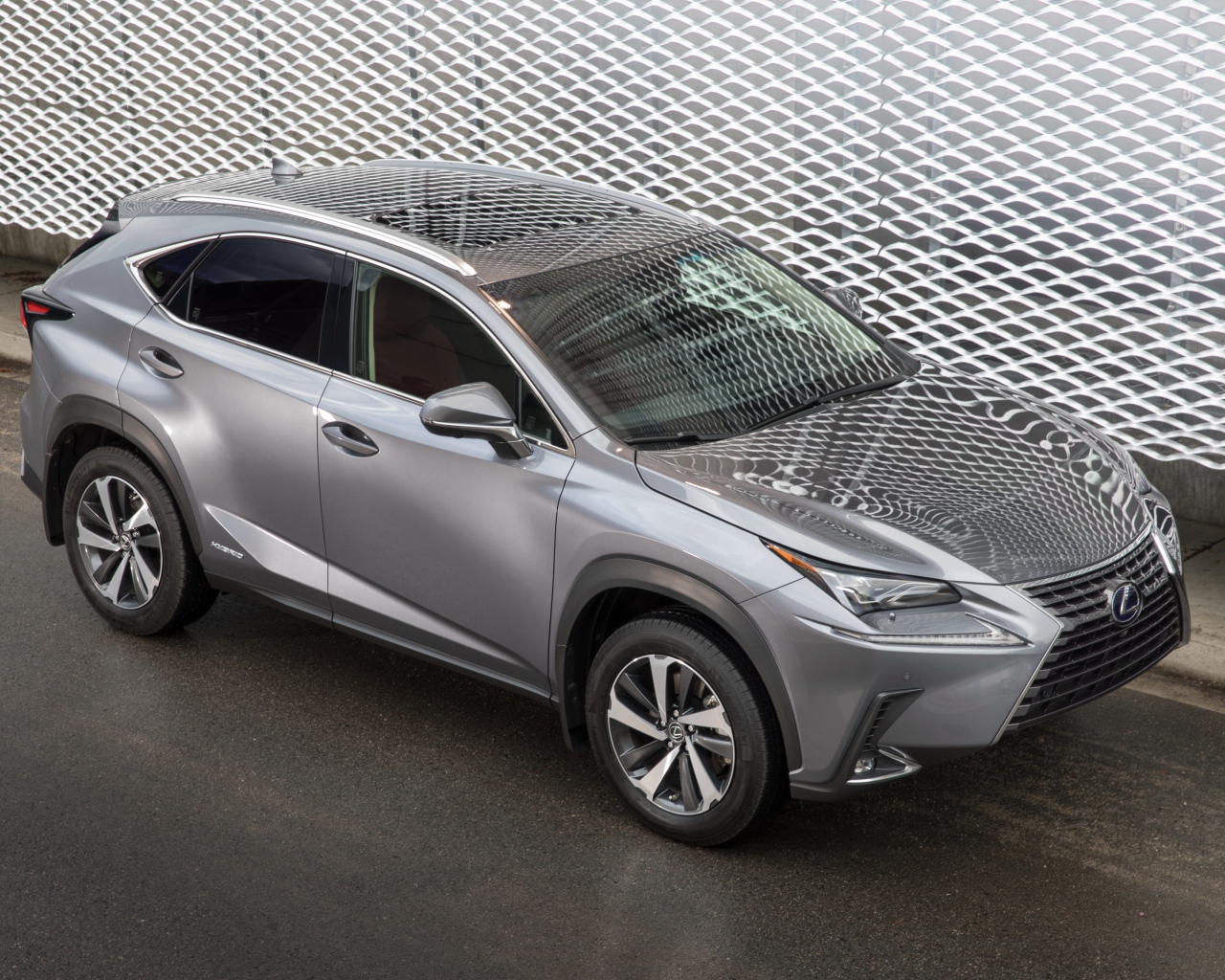 Серебристый автомобиль внедорожник  Lexus NX