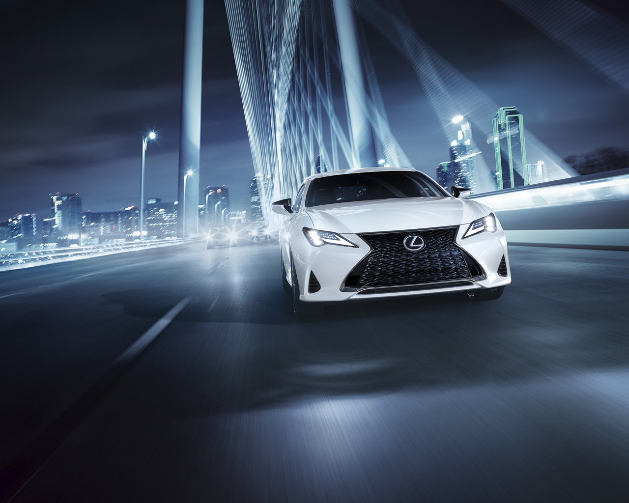 Белый автомобиль Lexus RC 350 F, 2019 года на трассе