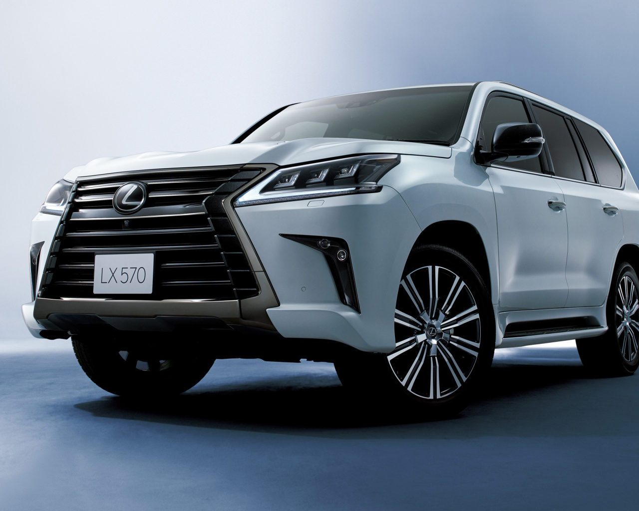 Белый внедорожник Lexus LX570, 2018 года на сером фоне