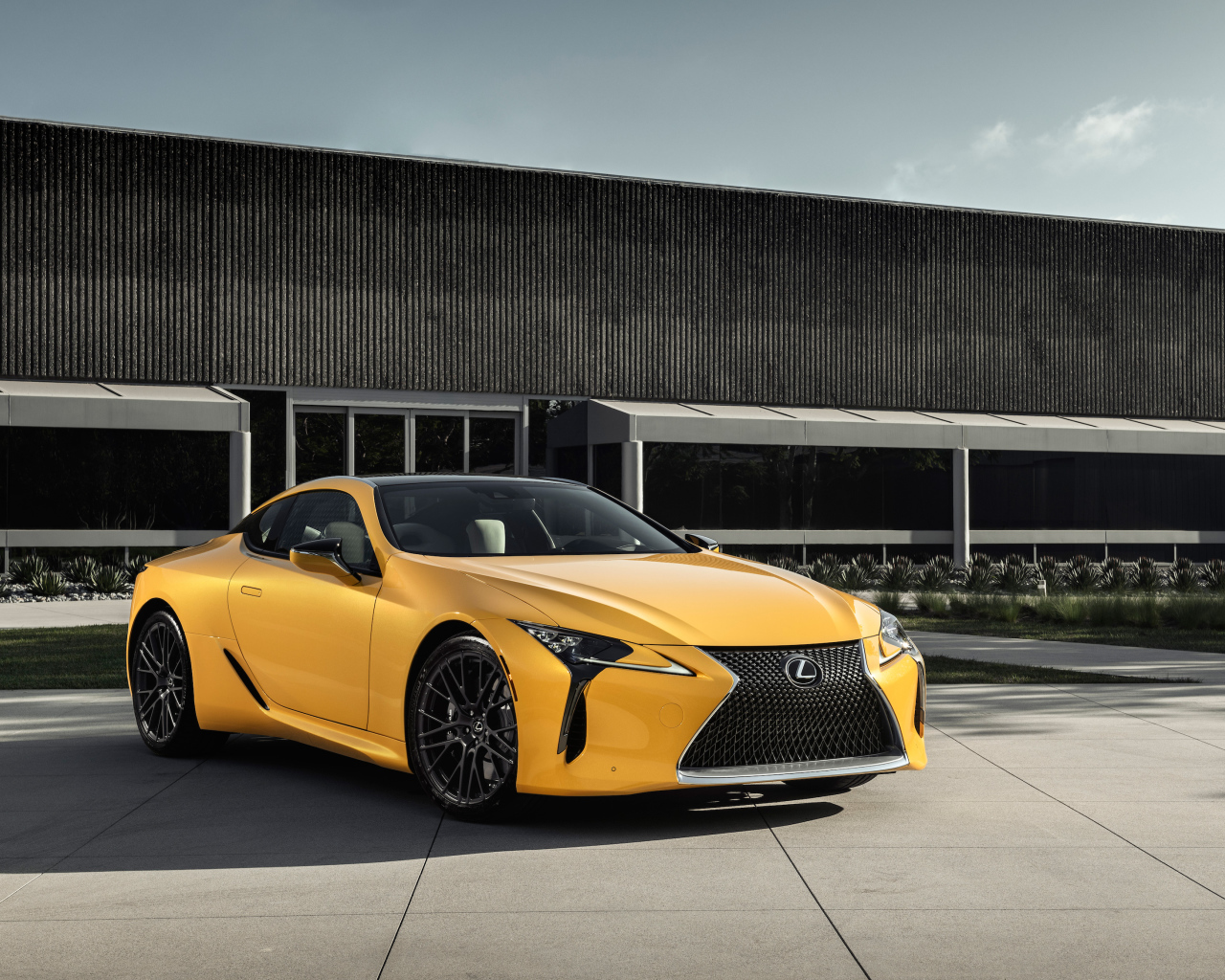 Желтый автомобиль Lexus LC 500 Inspiration Concept, 2019