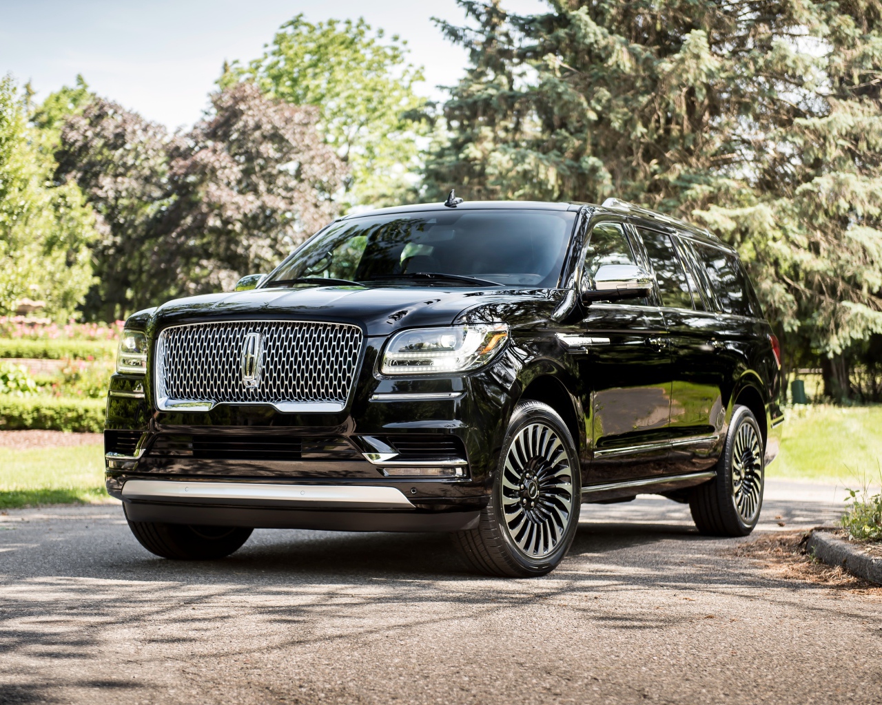 Черный стильный внедорожник Lincoln Navigator L, 2018