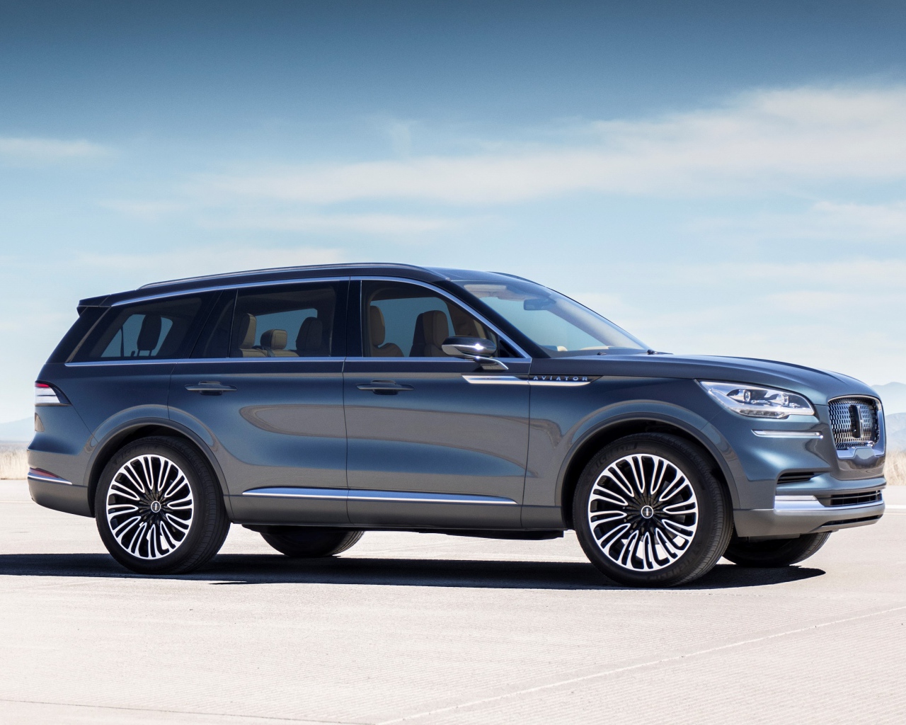 Серебристый внедорожник Lincoln Aviator, 2019