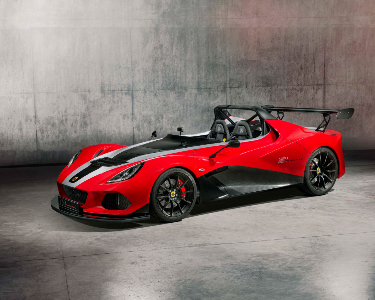 Красный гоночный автомобиль Lotus 3 Eleven 430