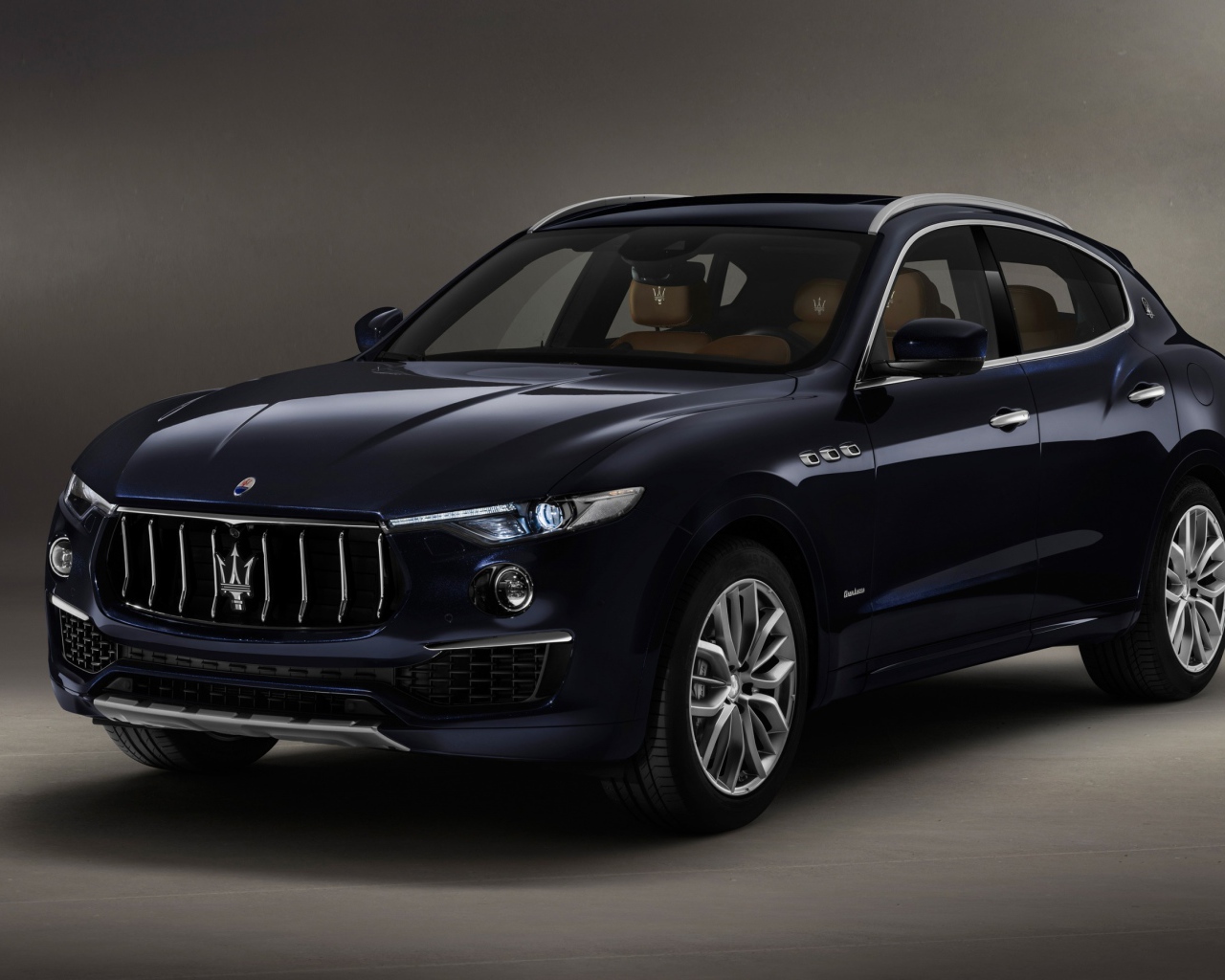 Автомобиль Maserati Levante  2018 года на сером фоне