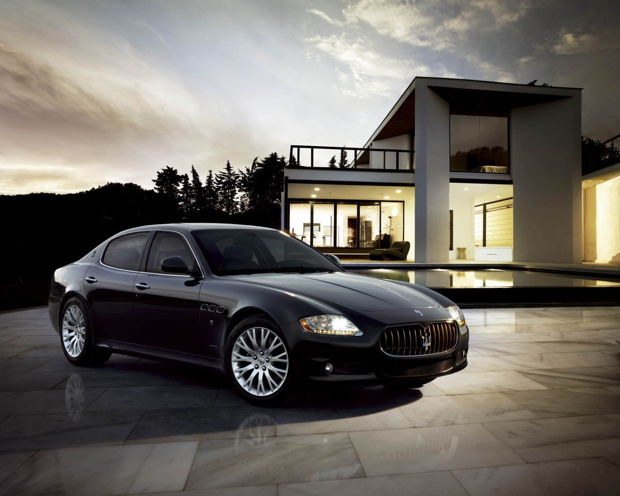 Black car Maserati Quattroporte at the big house