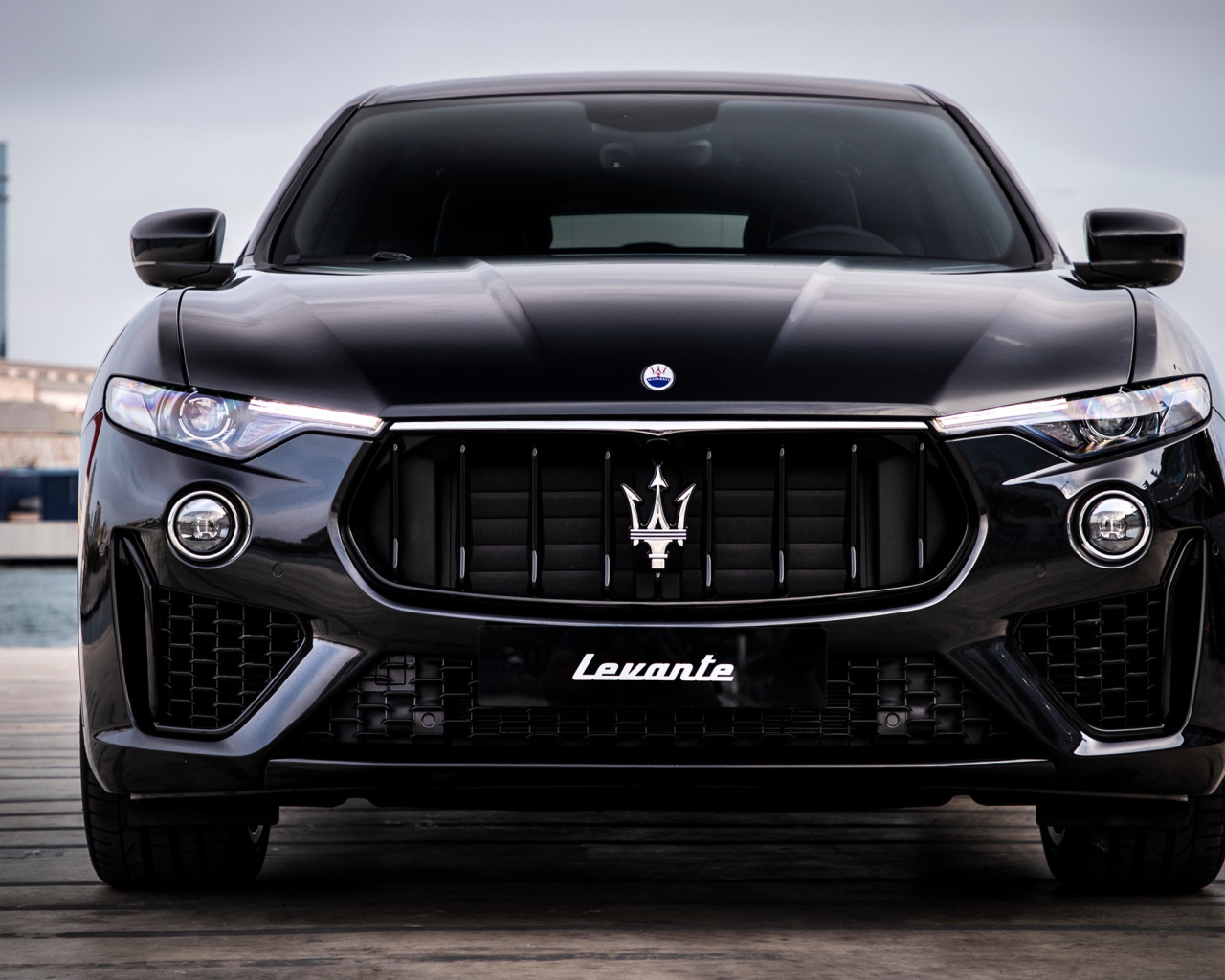 Дорогой черный автомобиль Maserati Levante S Q4 GranSport