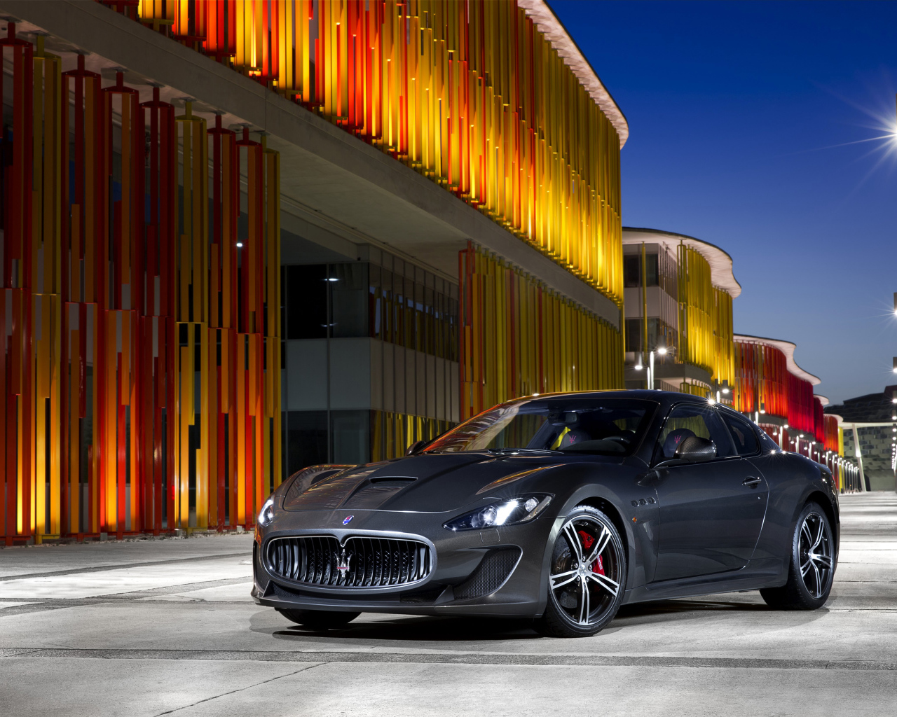 Серебристый автомобиль  Maserati GranTurismo