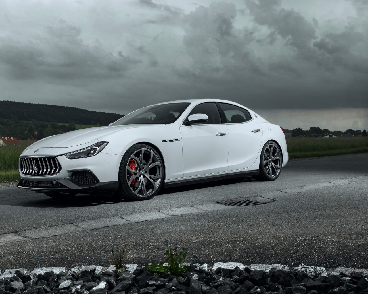 Белый автомобиль Maserati Ghibli GranSport 2018 года 