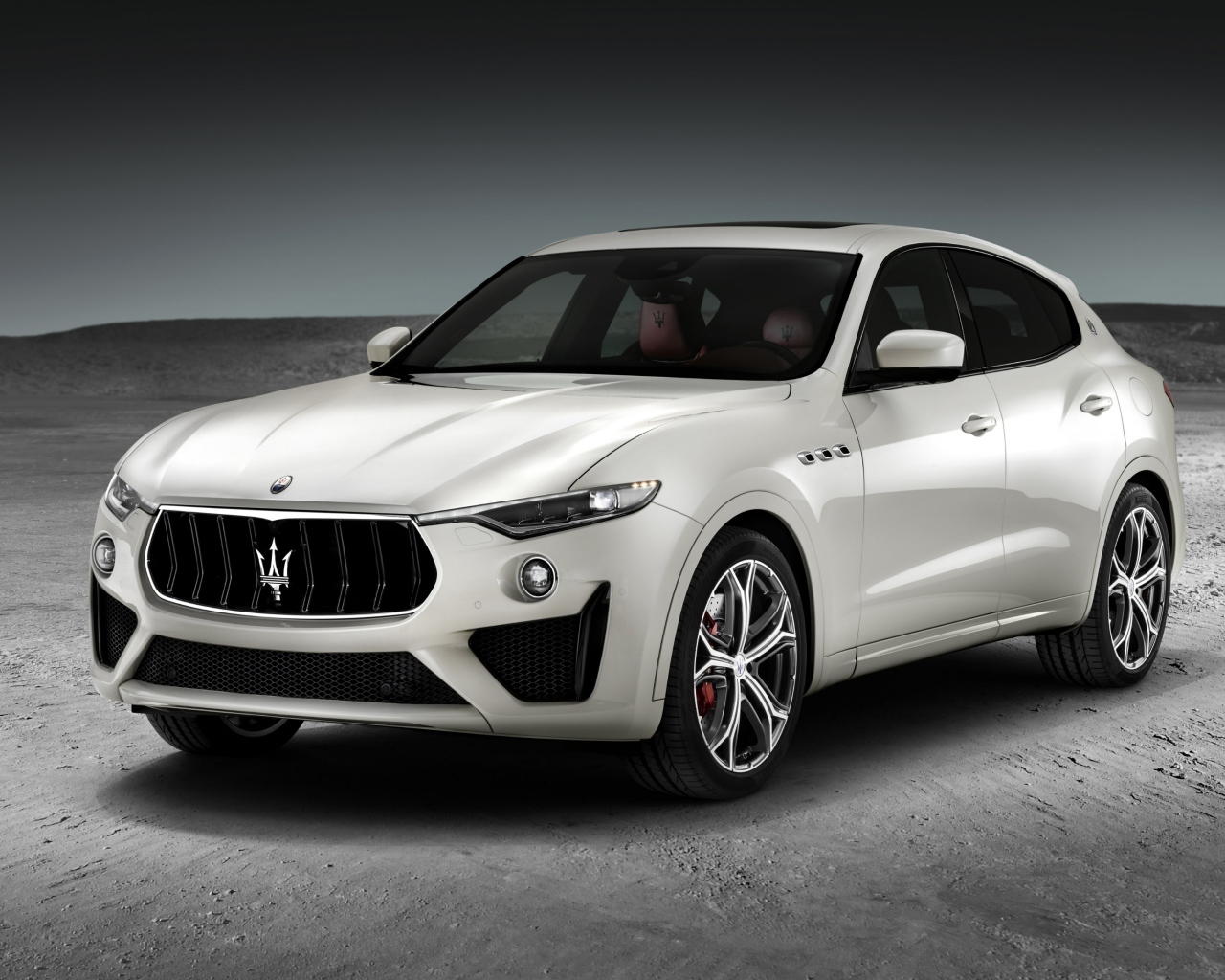 Белый автомобиль  Maserati Levante GTS