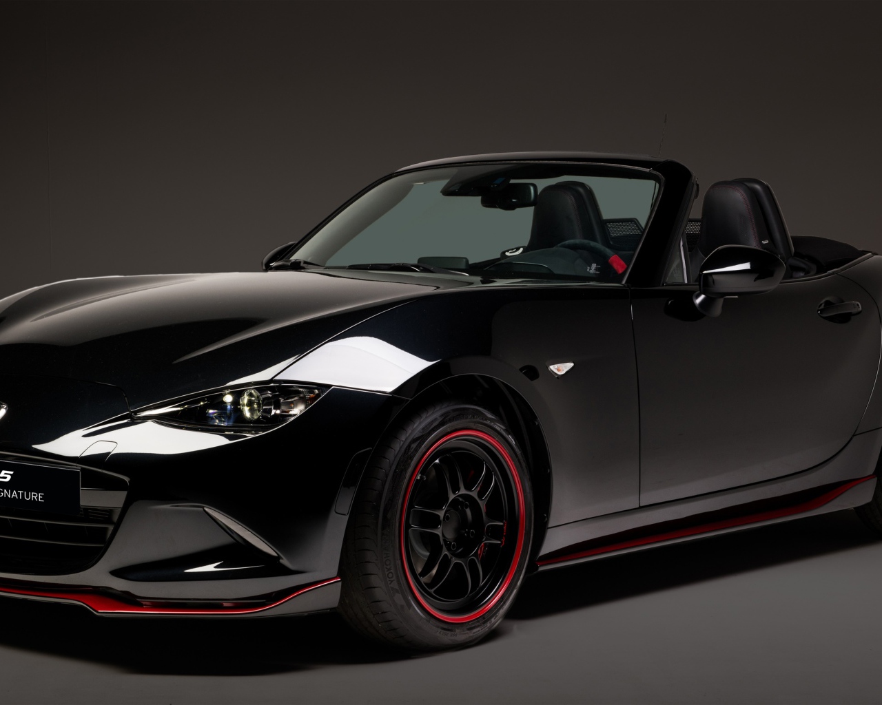 Черный автомобиль кабриолет Mazda MX-5, 2018