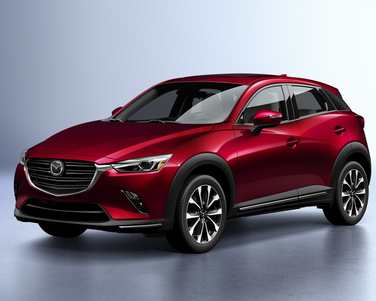 Бордовый внедорожник Mazda CX-3, 2019 года на сером фоне