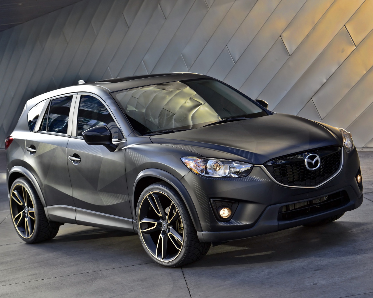 Стильный серебристый внедорожник Mazda CX-5