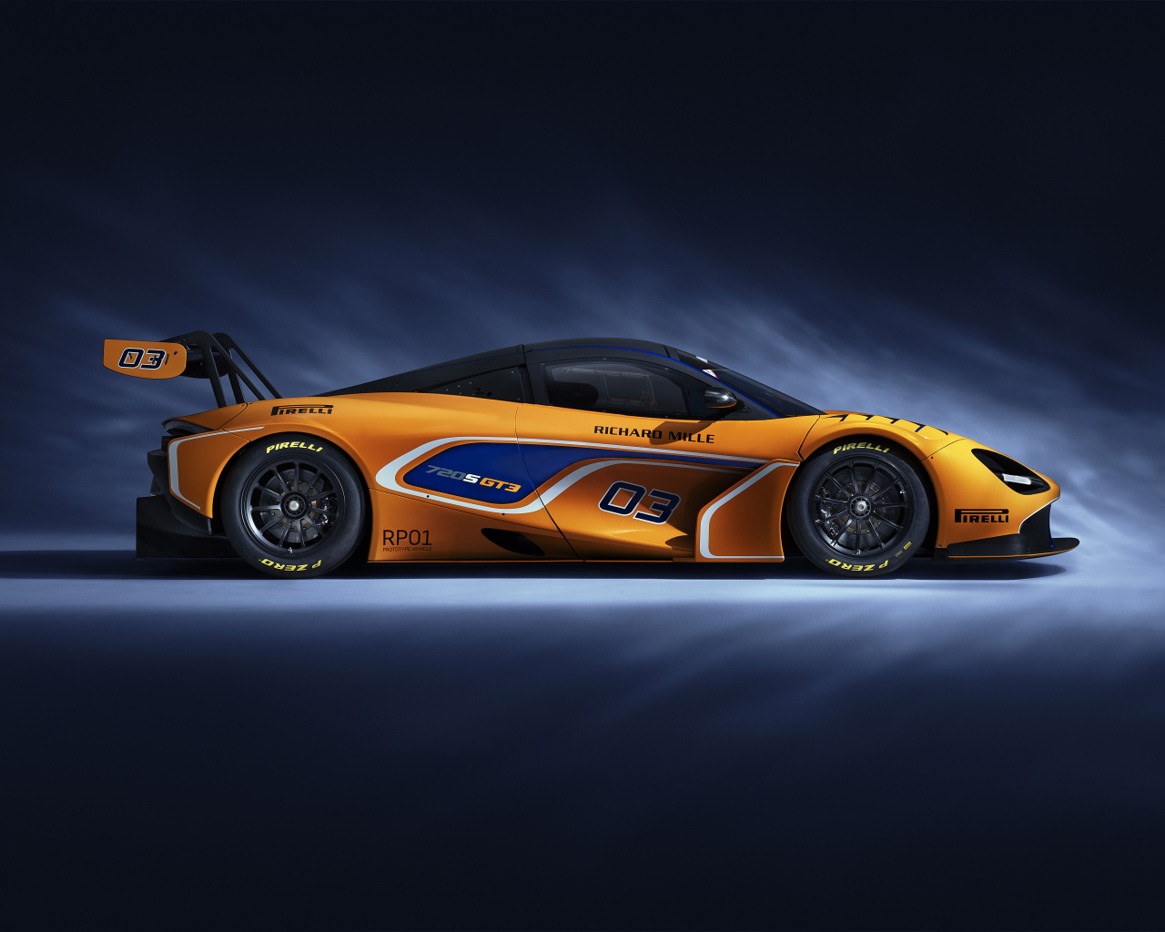 Спортивный автомобиль McLaren 720S GT3 2019 года вид сбоку 