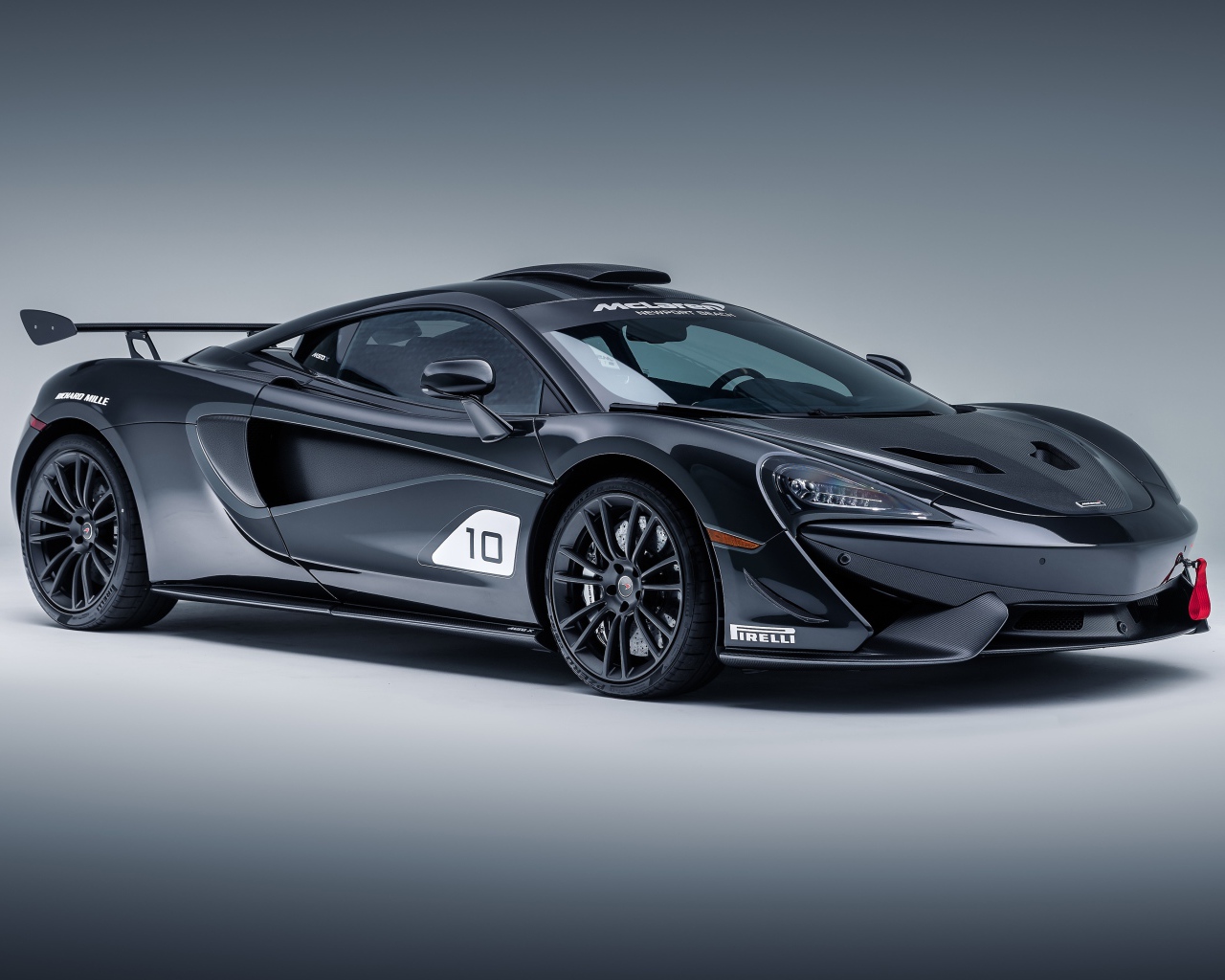 Черный гоночный автомобиль McLaren MSO X, 2018