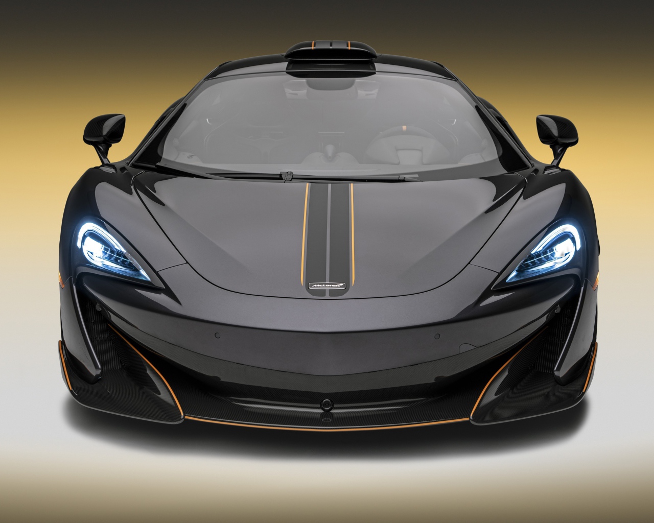 Черный суперкар McLaren 600LT, 2019 года вид спереди