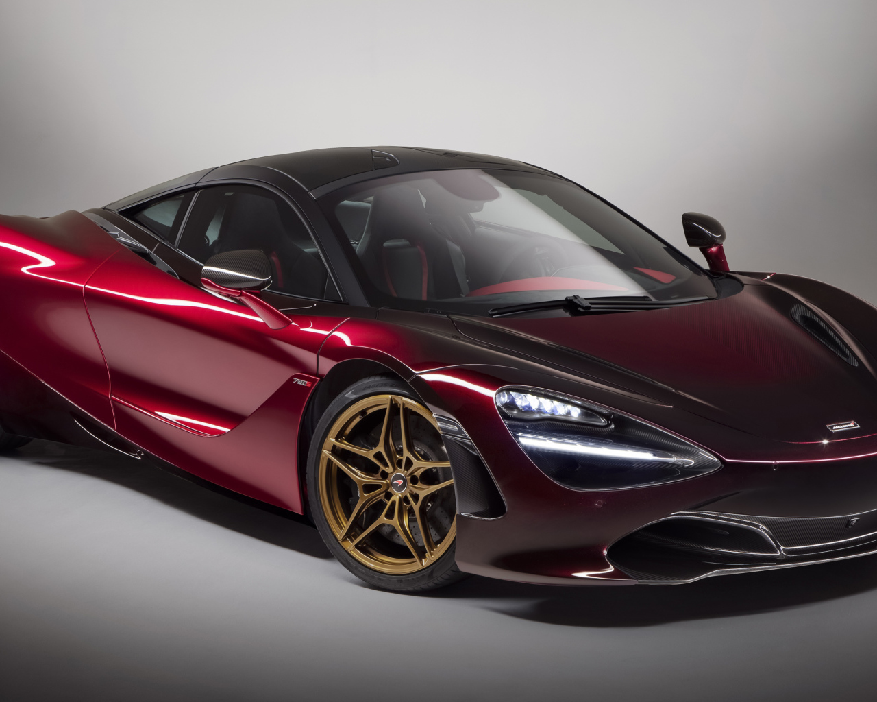 Бордовый автомобиль McLaren 720S, 2018
