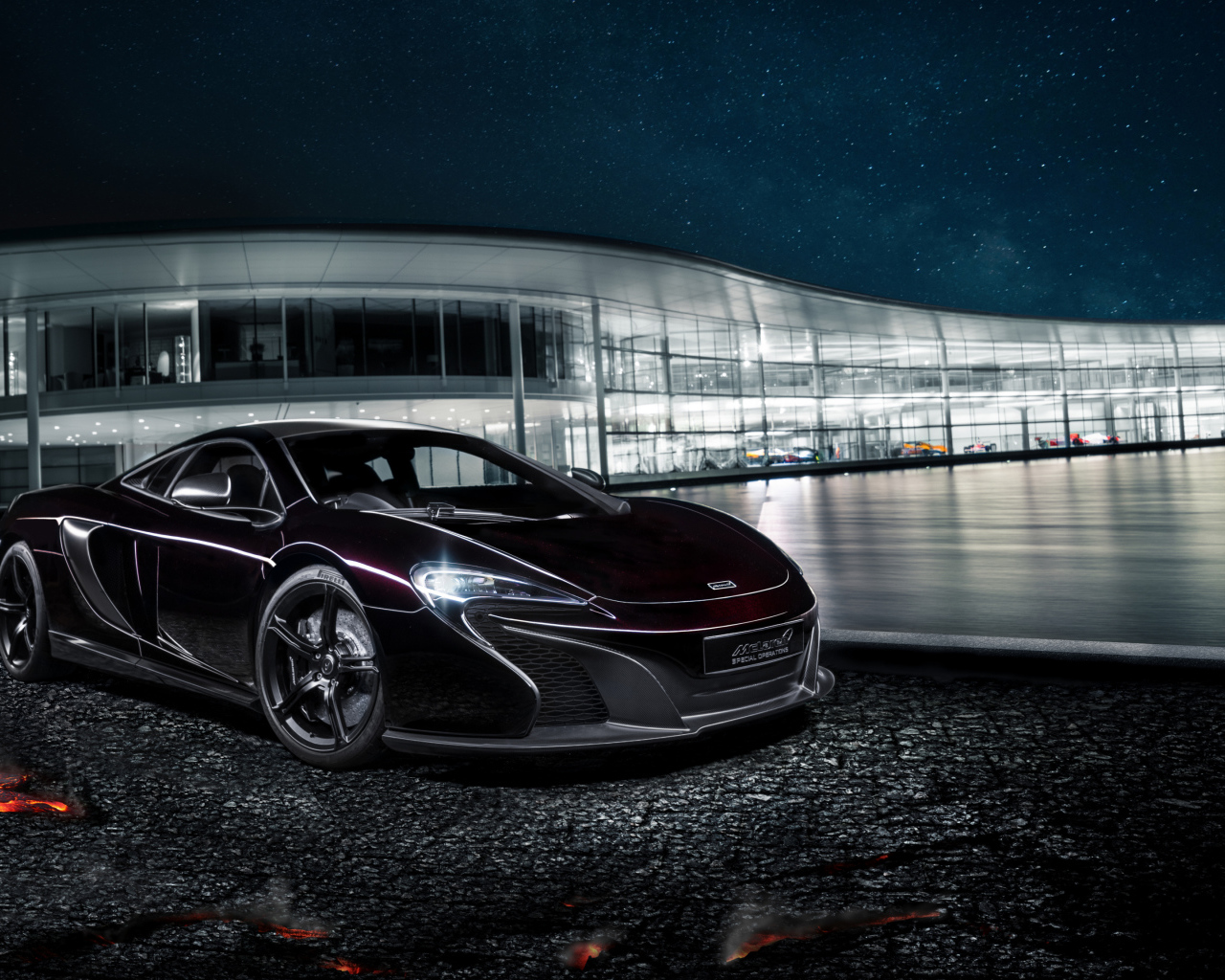 Автомобиль McLaren MSO 650S на фоне стеклянного автосалона