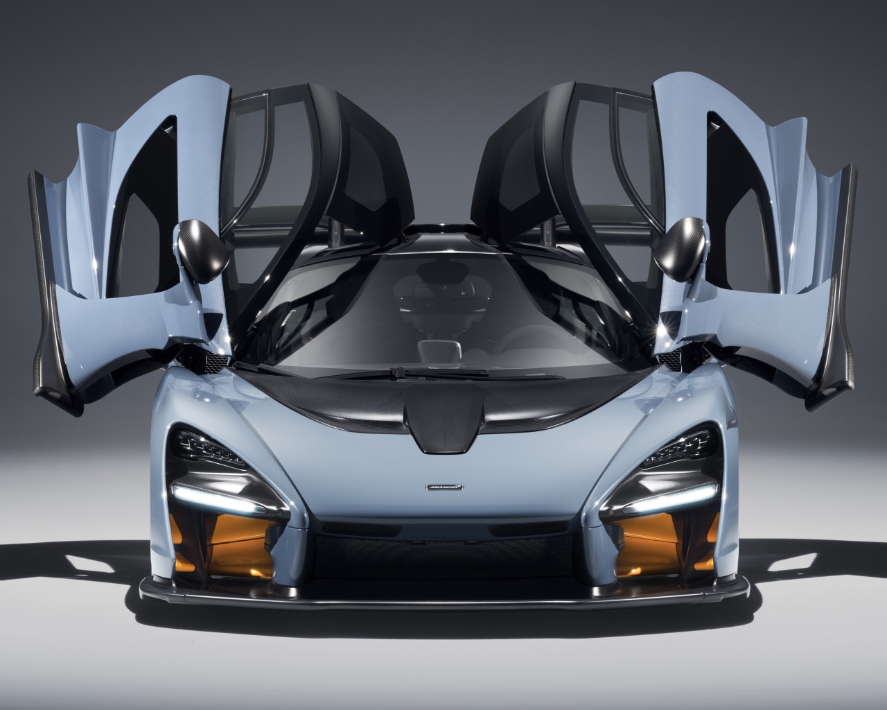 Автомобиль McLaren Senna, 2018 с открытыми дверями