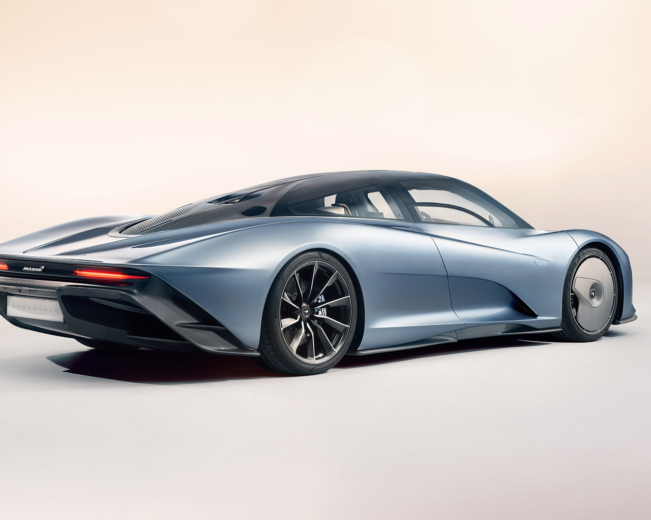 Быстрый дорогой автомобиль McLaren Speedtail, 2020 года вид сзади