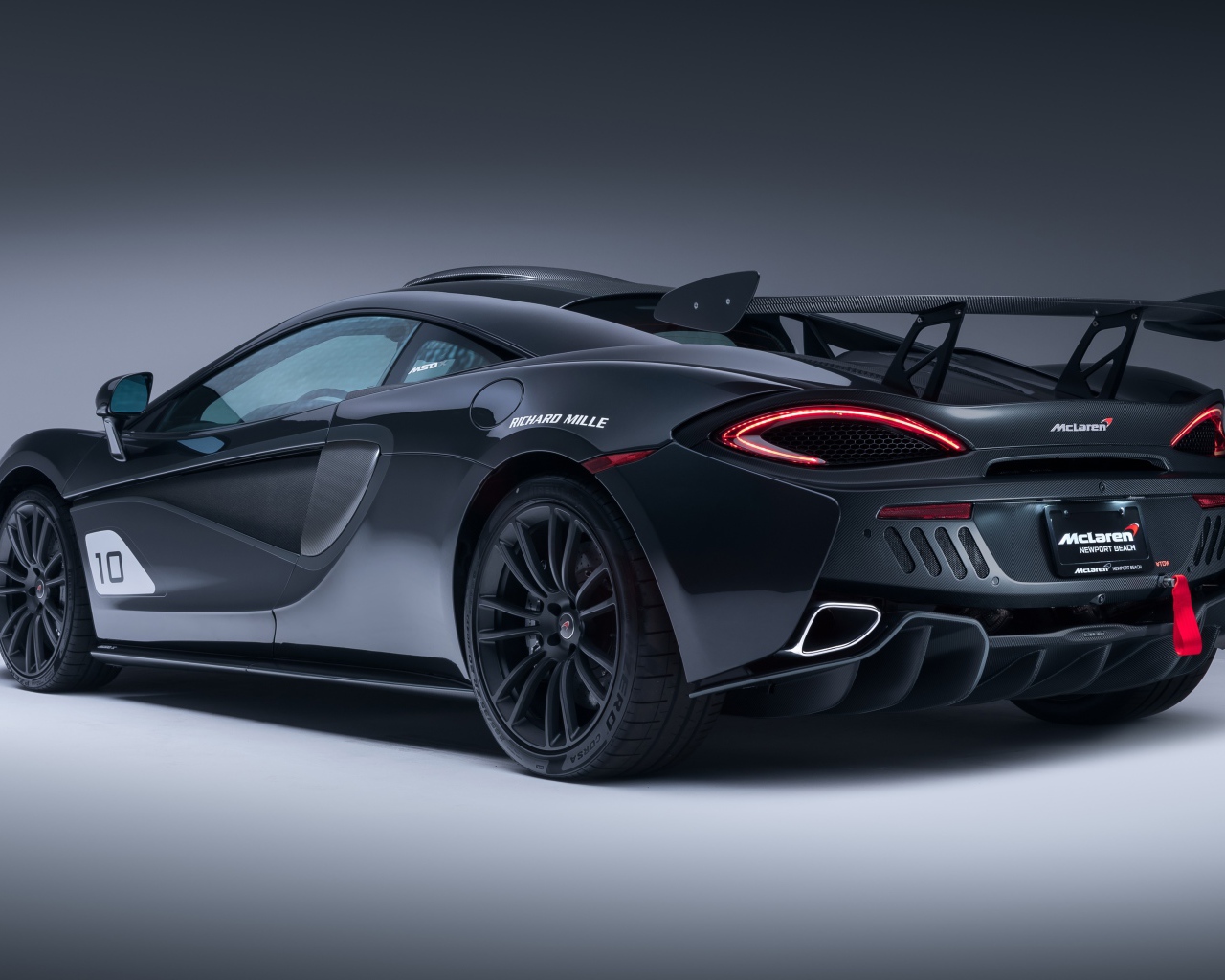 Гоночный автомобиль McLaren MSO X, 2018 вид сзади