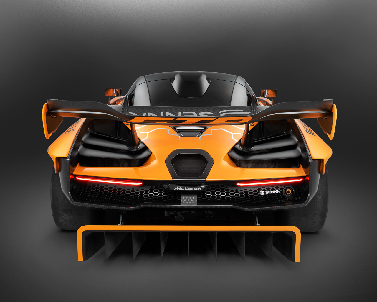 Гоночный автомобиль McLaren Senna GTR Concept 2018 года, вид сзади
