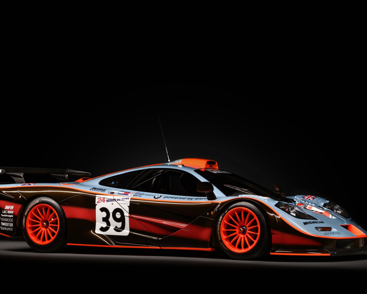 Гоночный автомобиль McLaren F1 GTR 25 на черном фоне