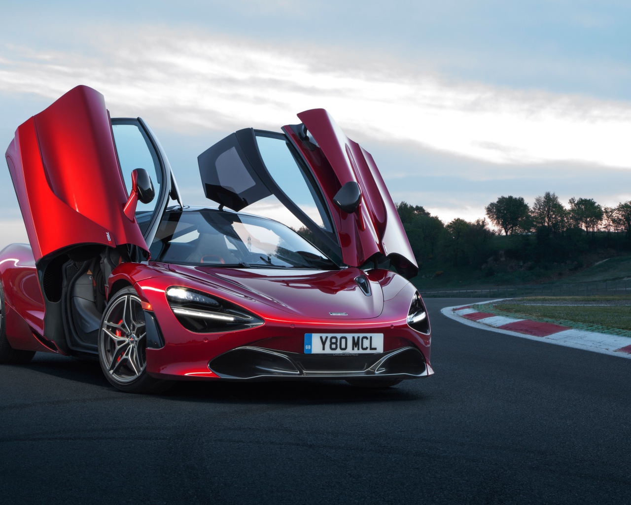 Красный спортивный автомобиль McLaren 720s, 2018 с открытыми дверями