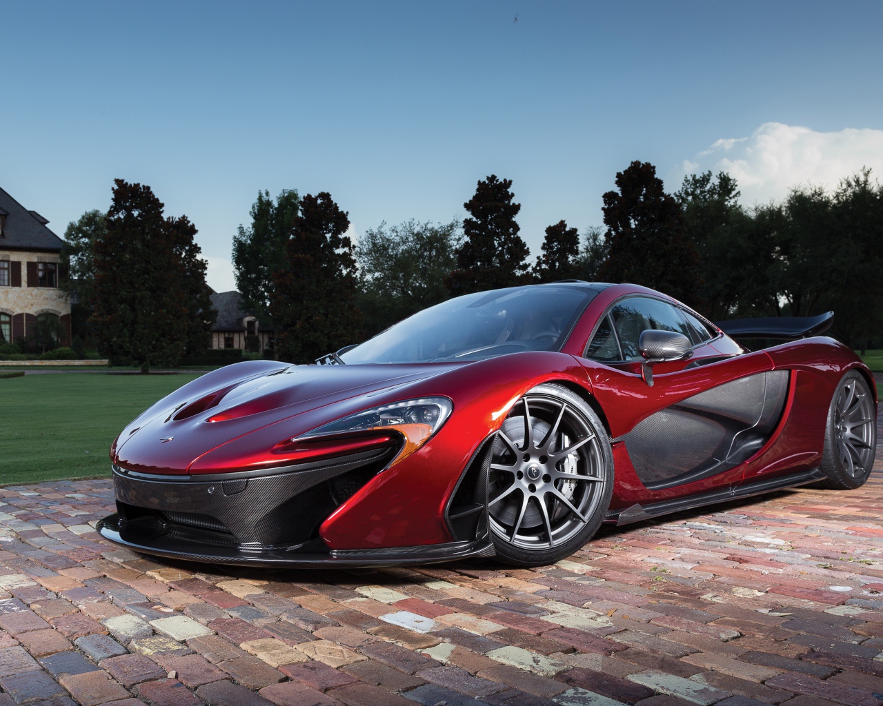 Красный спортивный автомобиль McLaren P1, 2018