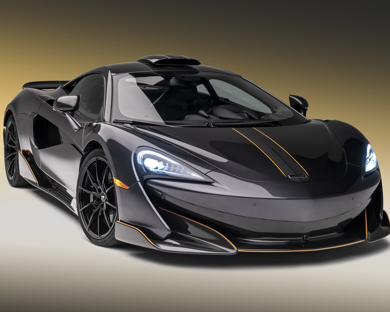 Серебристый спорткар McLaren 600LT, 2019