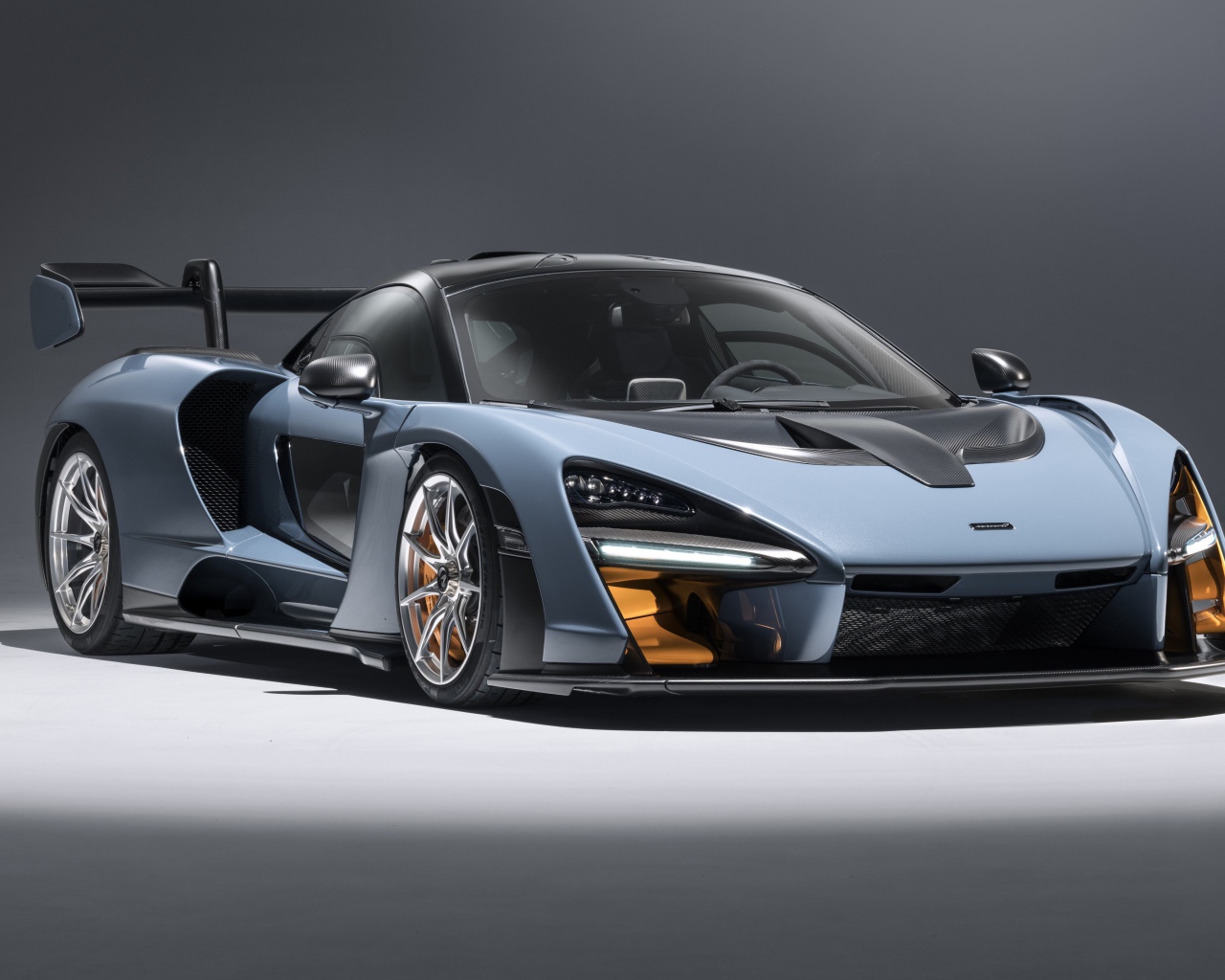 Серебристый спортивный автомобиль McLaren Senna, 2018