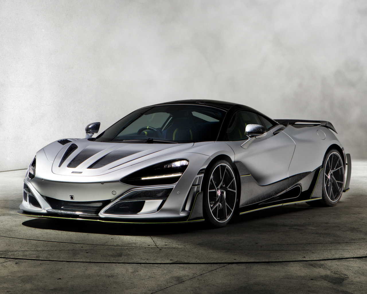 Серебристый дорогой автомобиль McLaren 720S