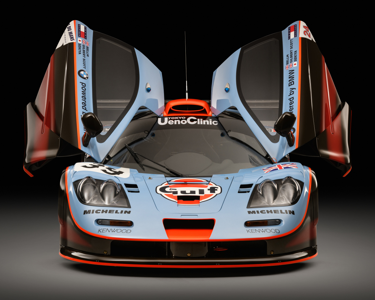 Спортивный автомобиль McLaren F1 GTR 25R 2018 года с открытыми дверями