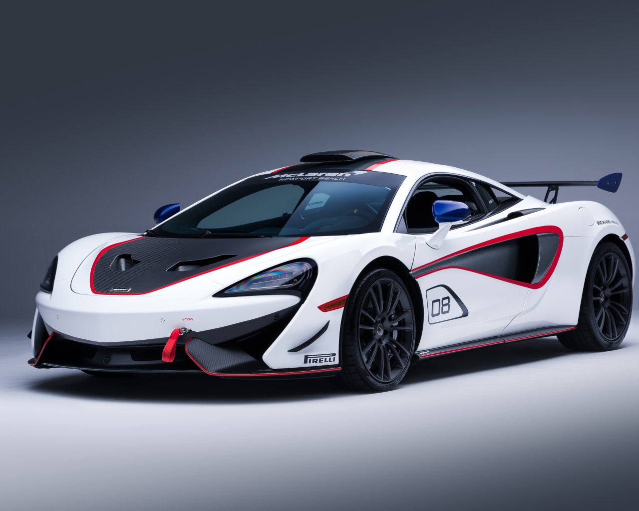 Спортивный автомобиль McLaren MSO X, 2018 на сером фоне