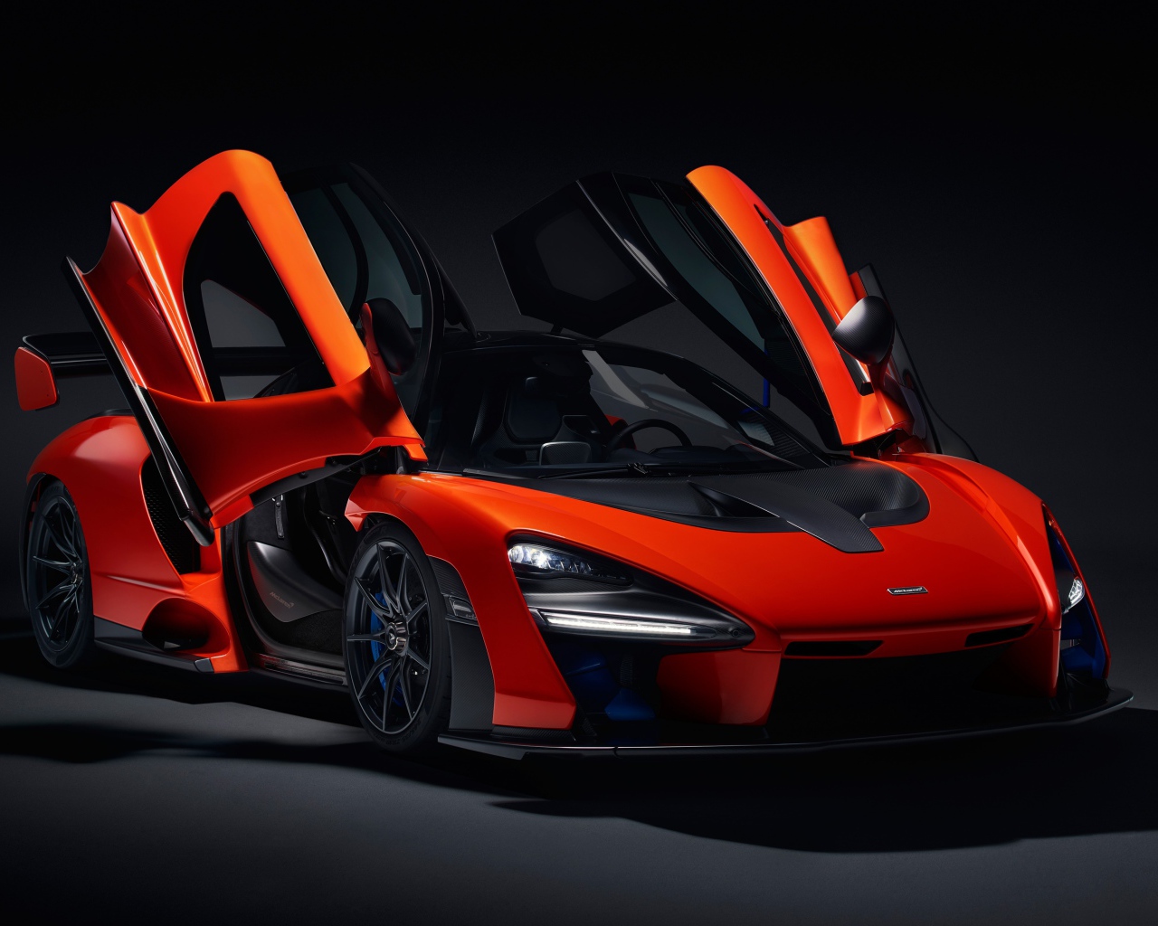 Спортивный автомобиль McLaren Senna, 2018 с открытыми дверями