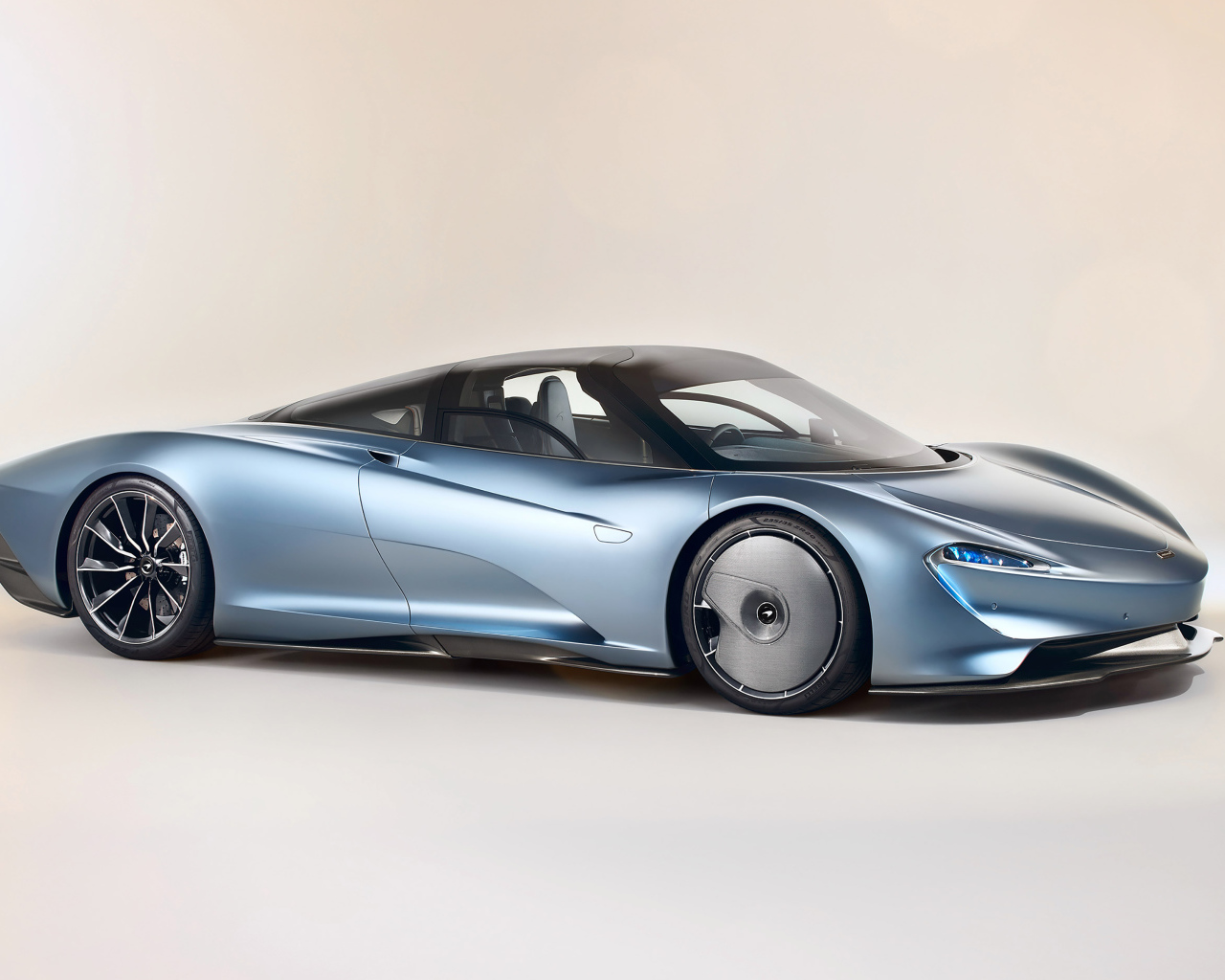 Стильный дорогой серебристый автомобиль McLaren Speedtail, 2020 