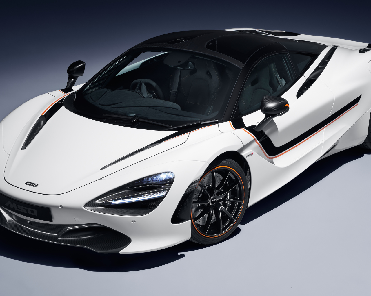 Белый быстрый автомобиль McLaren 720S