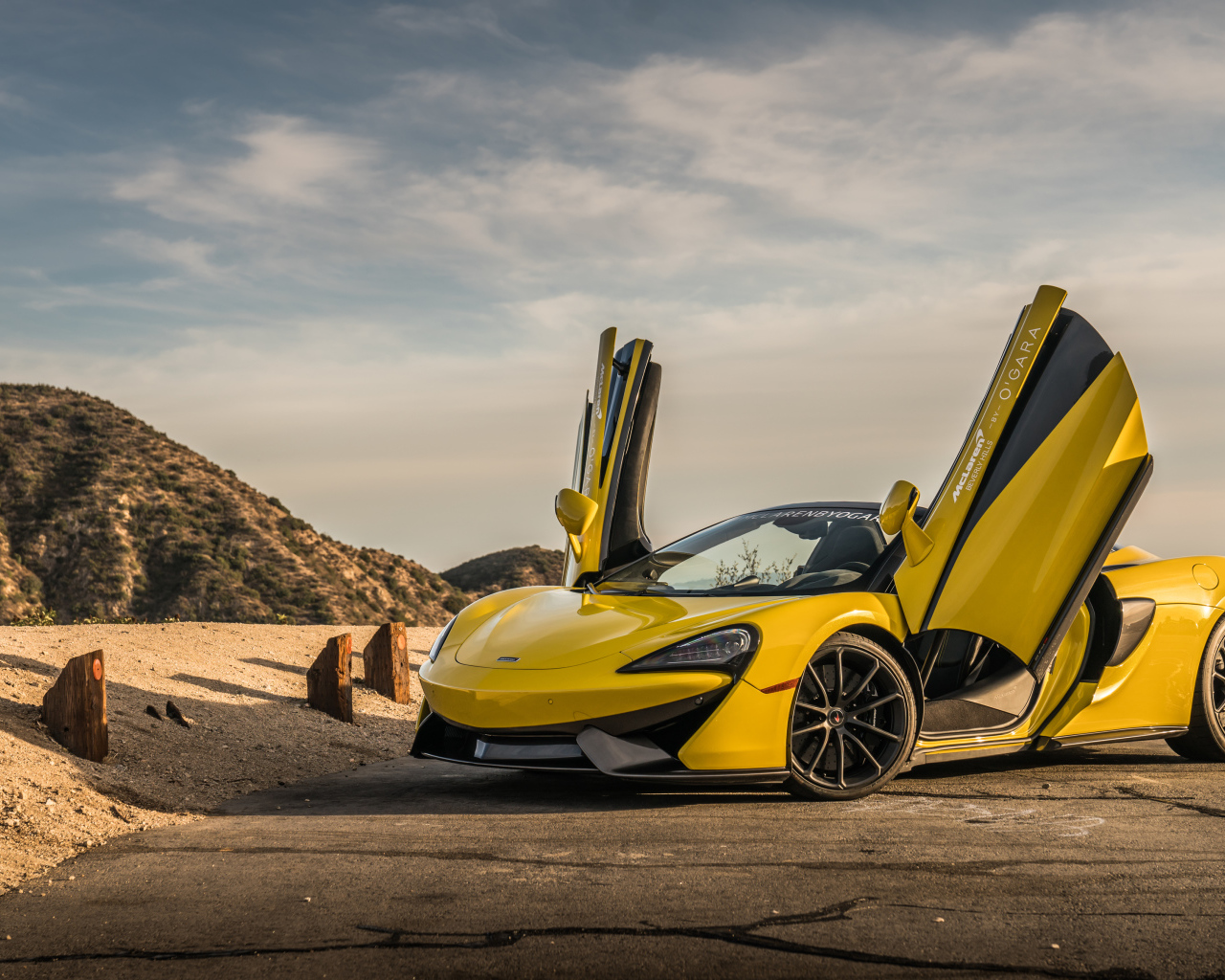 Желтый спортивный автомобиль McLaren 570S, beach, 2019 года с открытыми дверями