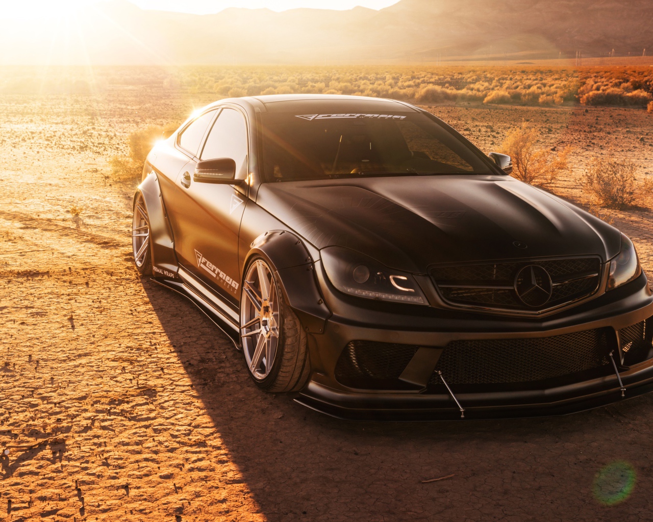 Черный автомобиль Ferrada LW Matte Mercedes в лучах солнца