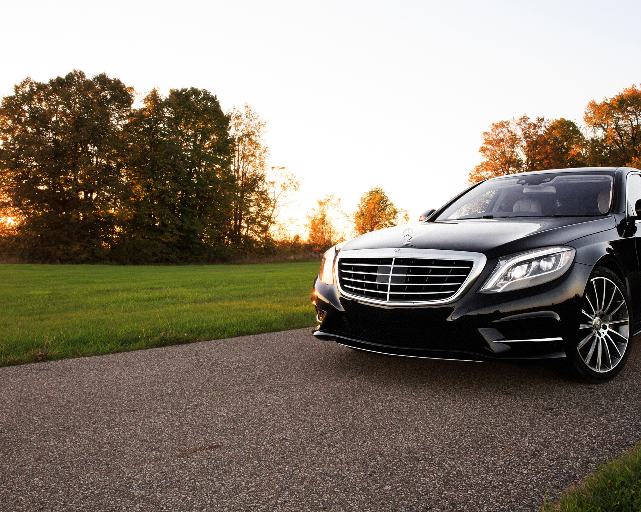 Черный автомобиль Mercedes-Benz W222 S-Class на фоне солнца