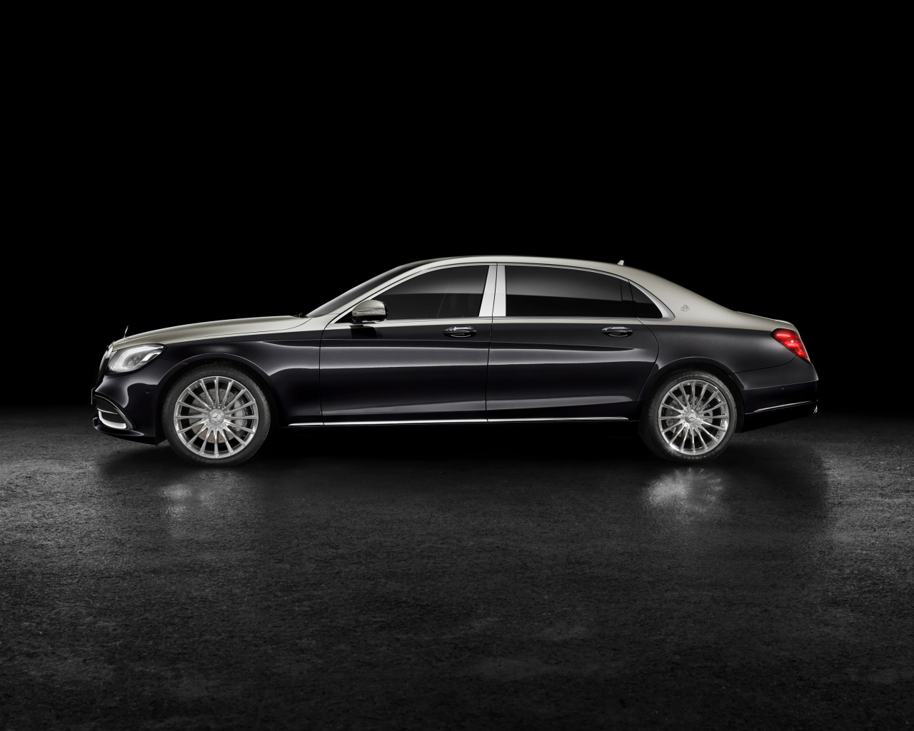 Черный автомобиль Mercedes Benz Maybach S 560 2018 года вид сбоку