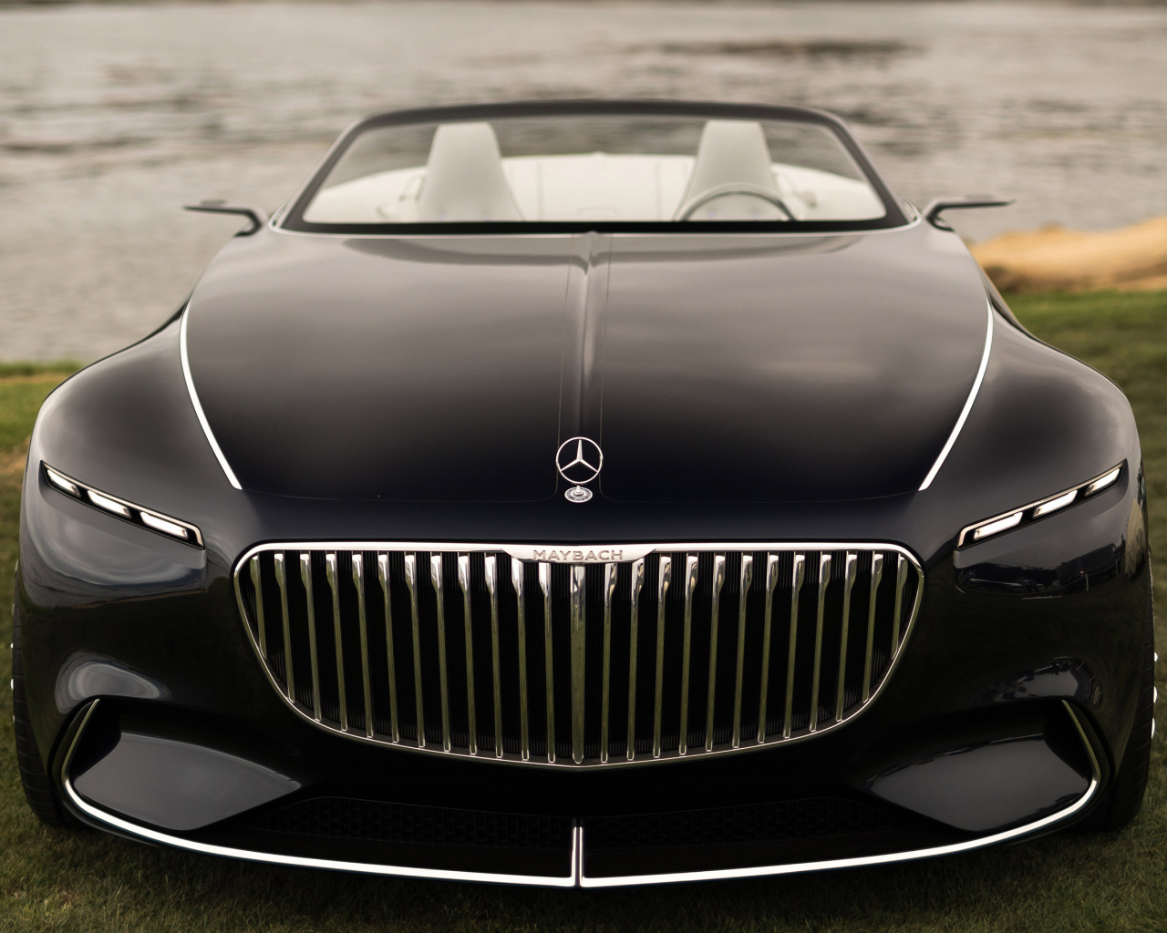 Черный автомобиль Mercedes Maybach 6 Cabriolet 2017 года, вид спереди