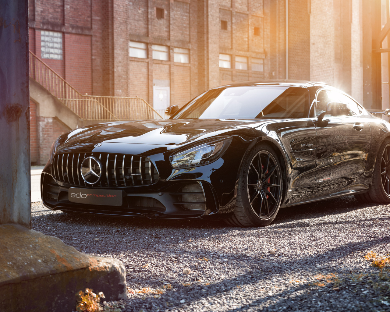 Черный спортивный стильный автомобиль Mercedes AMG GTR, 2018