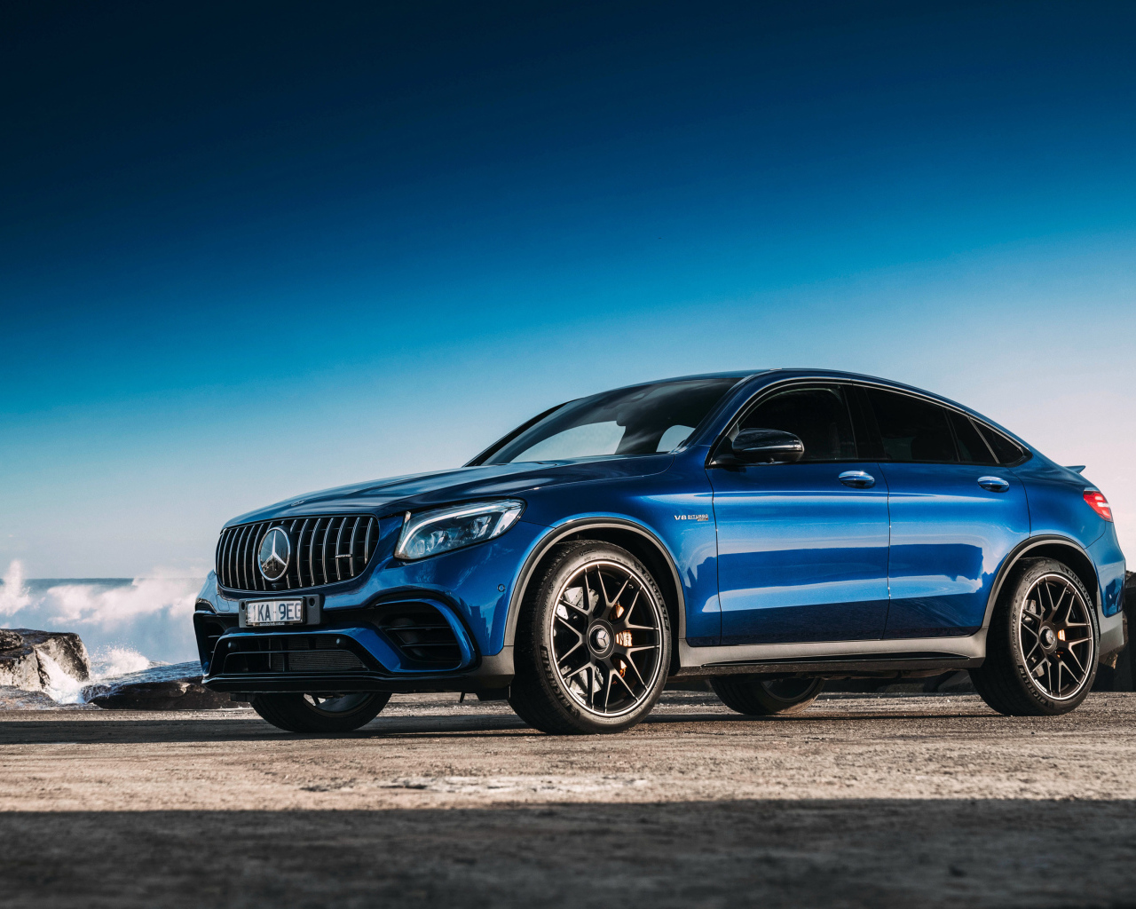 Синий автомобиль Mercedes GLC63 AMG, 2018 года вид сбоку