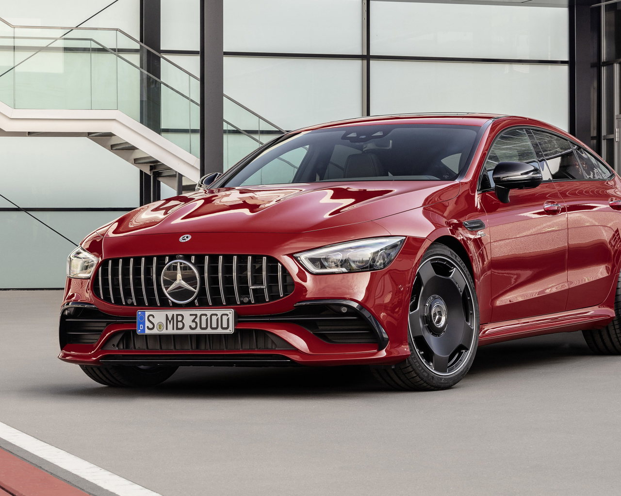 Бордовый автомобиль Mercedes AMG GT43 2019 года