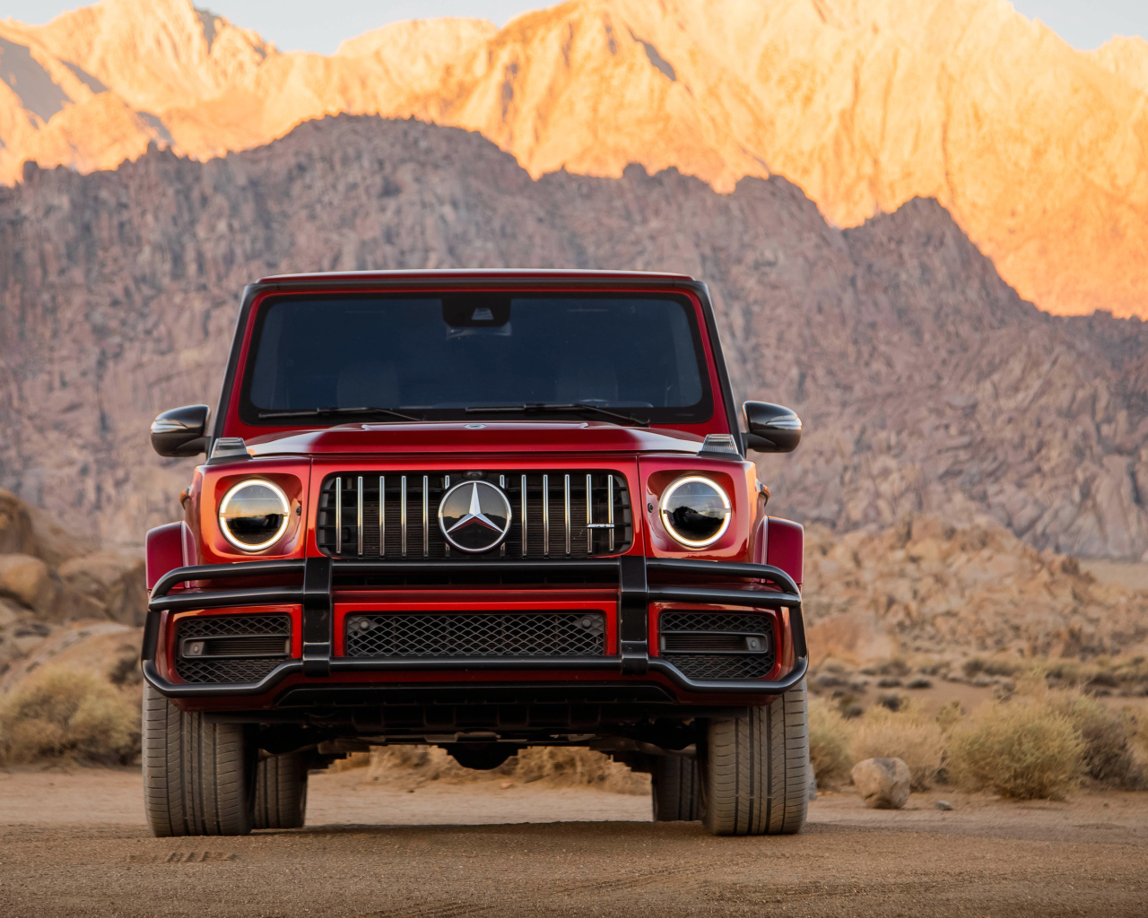 Красный Mercedes-AMG G 63, 2019 года на фоне гор
