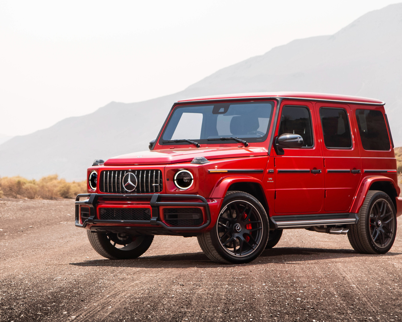 Красный внедорожник Mercedes-Benz G63 AMG 2018