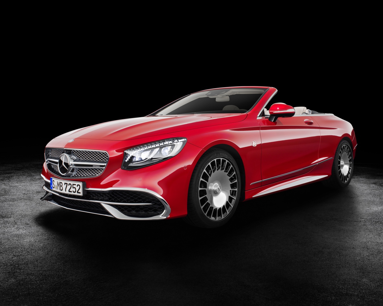Red cabriolet Mercedes-Maybach S650